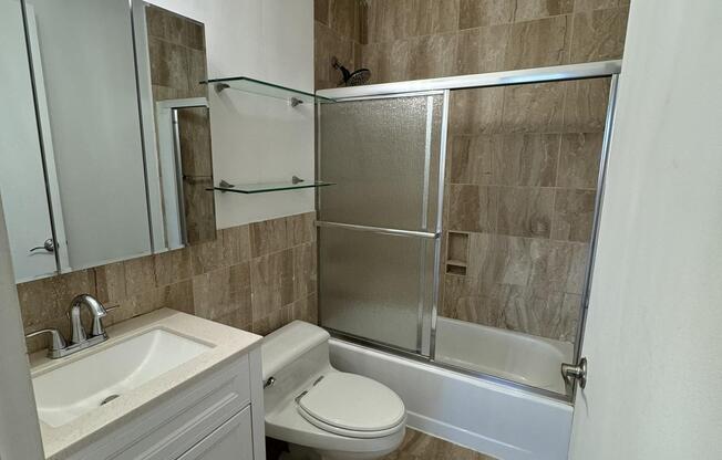 1 bed, 1 bath, 700 sqft, $4,400, Unit 25B