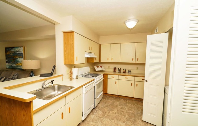 Large One Bedroom Kitchen at Brentwood Park Apartments, Nebraska