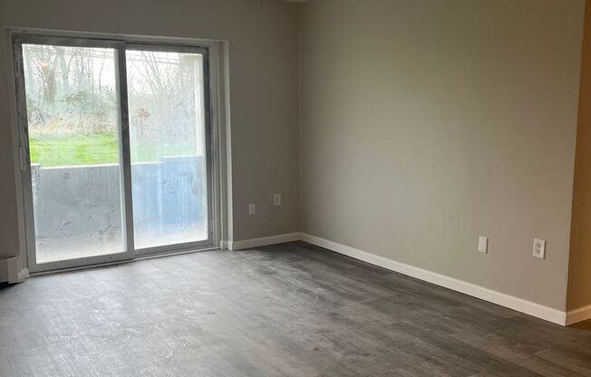 3 beds, 1 bath, 960 sqft, $1,395, Unit 415