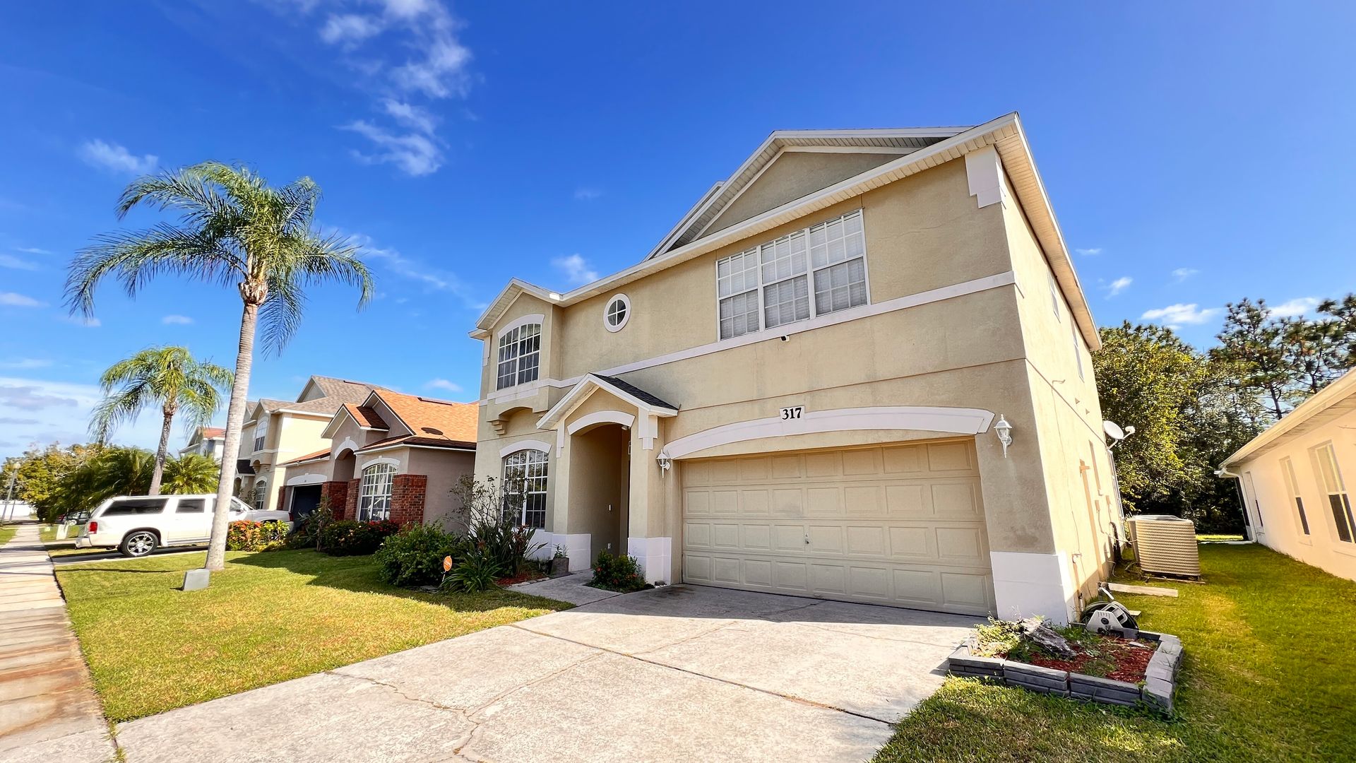 Available Starting November 30th! Stylish Living with Scenic Views: Discover This East Orlando 5BD/ 4BA Masterpiece!