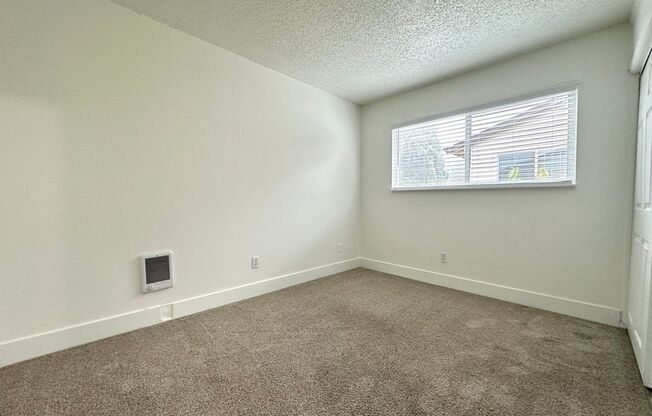 3 beds, 1 bath, 800 sqft, $1,595, Unit 21