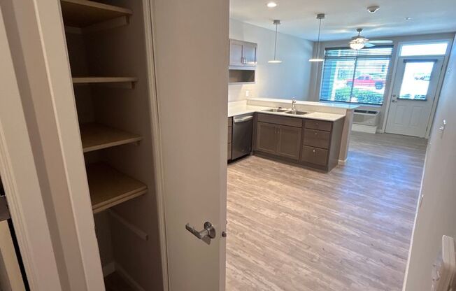 Studio, 1 bath, 500 sqft, $995, Unit 05