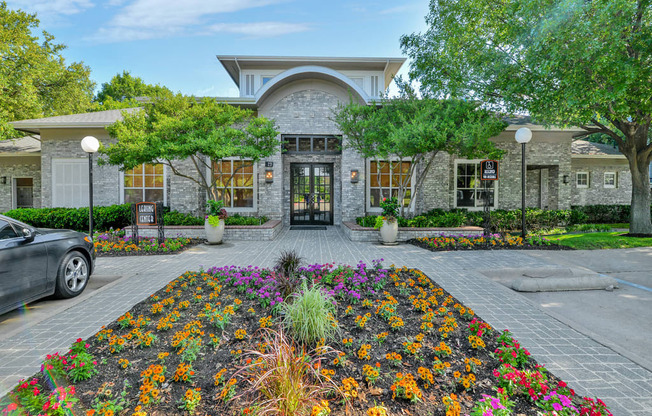 Lush landscaping at entrance to Greysons Gate in North Dallas, TX, For Rent. Now leasing 1, 2 and 3 bedroom apartments.
