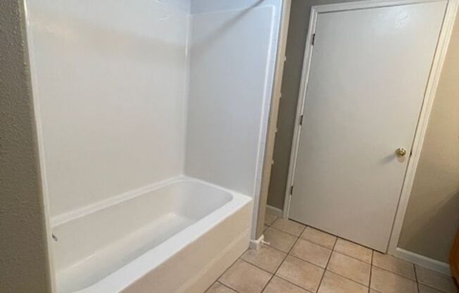 1 bed, 1 bath, 822 sqft, $1,395, Unit 910 H 105