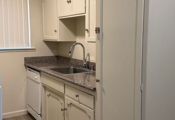 2 beds, 1 bath, 888 sqft, $1,725