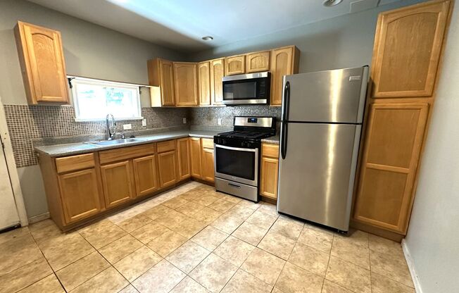Stunning 2-Bedroom Townhome in South Philadelphia! Available NOW!
