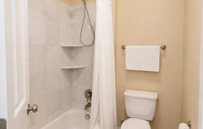 3 beds, 3.5 baths, $2,600, Unit # 804