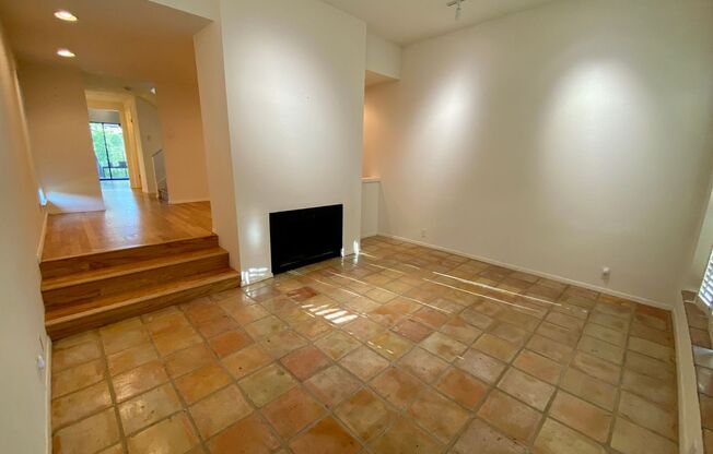 Alamo Heights Gem ~  2 / 2.5 Multi-Level Condo w/ 3 Balconies