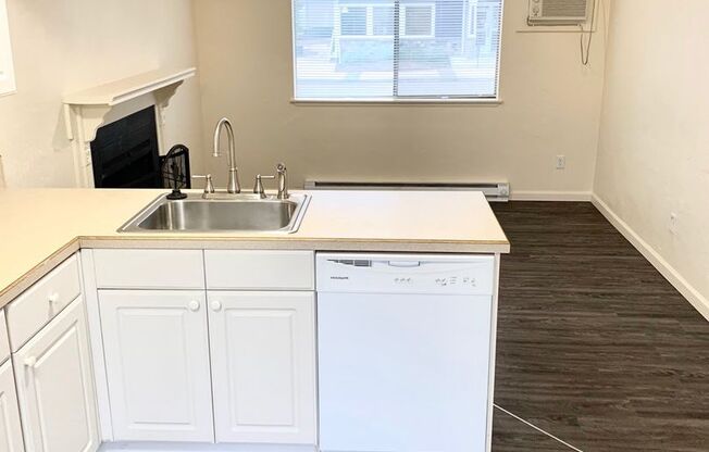 2 beds, 1 bath, 820 sqft, $1,550, Unit 1522D