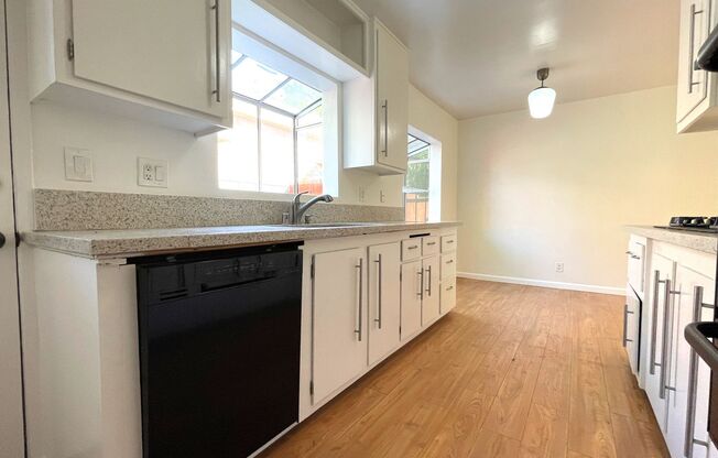 Newly Remodeled 3BD/1.5BA Duplex in Culver City!