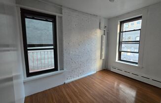 3 beds, 1 bath, $3,300, Unit 370 - 4D