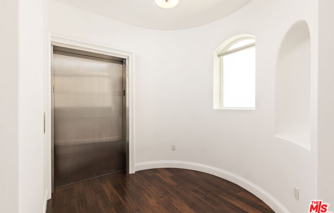 320 S Swall Dr Apt 4