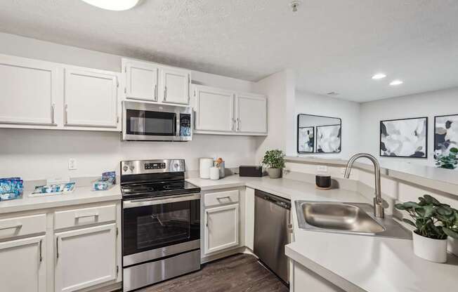 Modern Kitchen at Gwinnett Pointe Apartments in Norcross, GA 30093