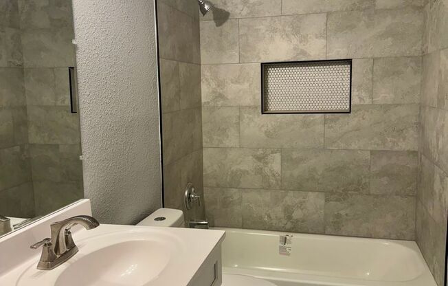 Cute 1/1 Cottage Available for Lease!