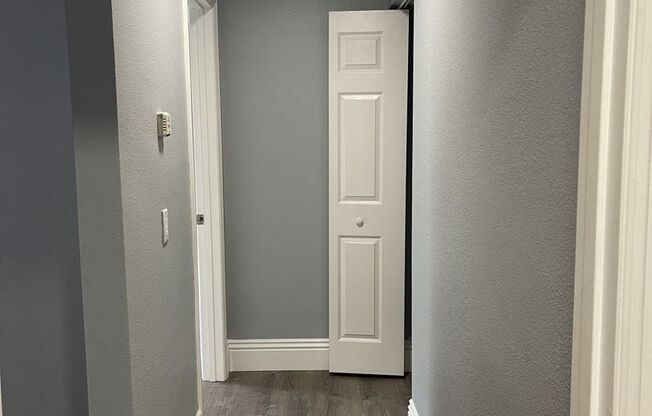 Luxury upstairs, AC/Heat, W/D, upgraded, new paint, New Floor