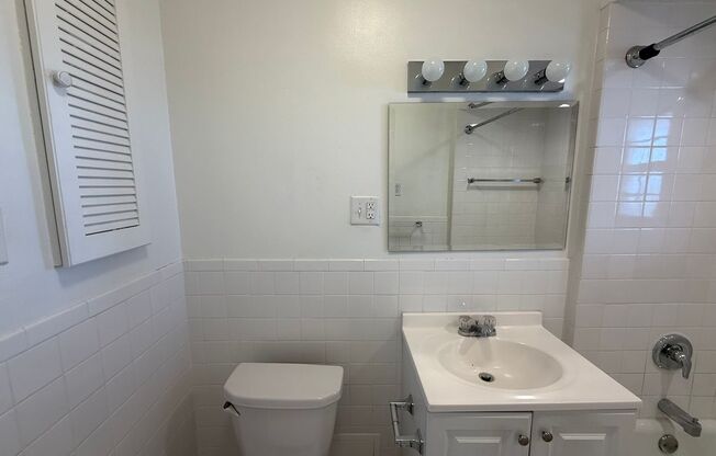 1 bed, 1 bath, 803 sqft, $2,450, Unit Royal York 1106