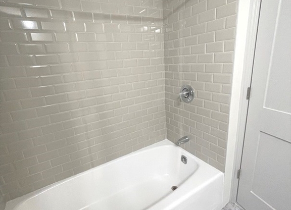 4 beds, 2 baths, 1,600 sqft, $7,995, Unit 701