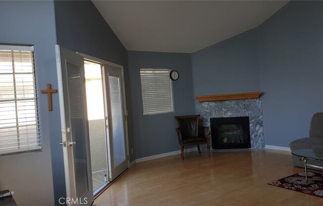 533 W 23 ST