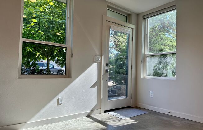 Charming and Bright: Rooftop Deck, Greenlake Proximity, and Easy Commuting, small pets welcome