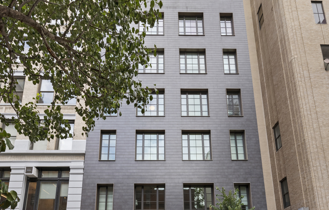 225 W 17 ST