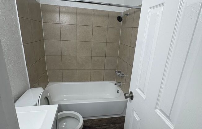 2 beds, 1 bath, 953 sqft, $1,349, Unit 563