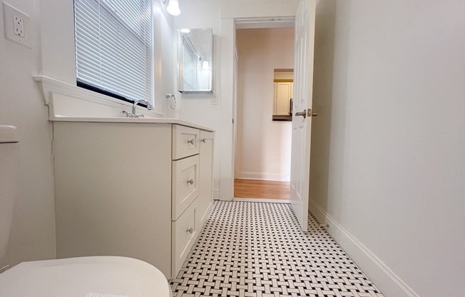 2 beds, 1.5 baths, 924 sqft, $2,880, Unit 12