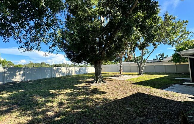 2/2 with Fenced Yard, Garage and Laundry, Available Now!