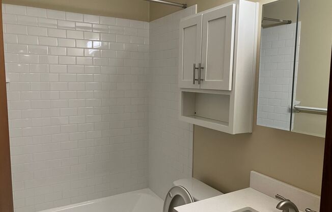 2 beds, 1 bath, $1,400, Unit 8008-105