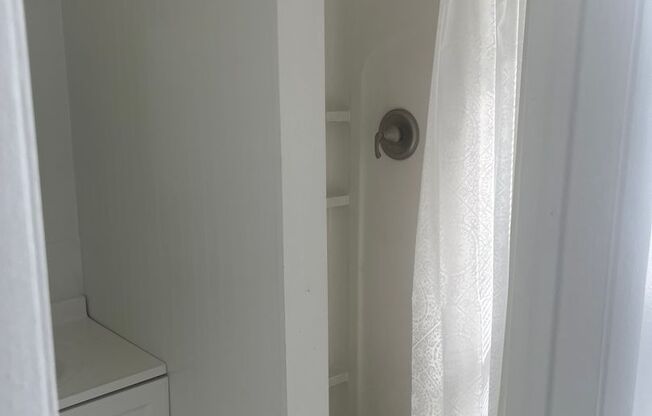 Studio, 1 bath, $900, Unit APT4 R