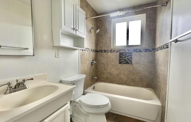 851 W CRESTWOOD AVE