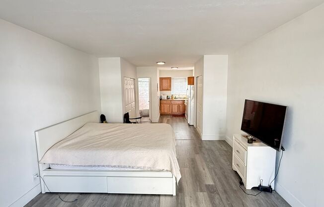 Charming studio located in the heart of South of fifth!! steps away from the beach and fine dining.