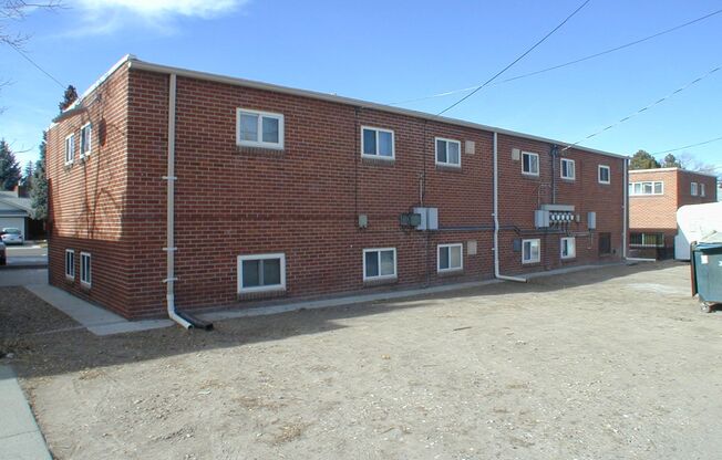 2 beds, 1 bath, 647 sqft, $875, Unit Apt B