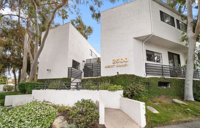 2500 ABBOT KINNEY BLVD