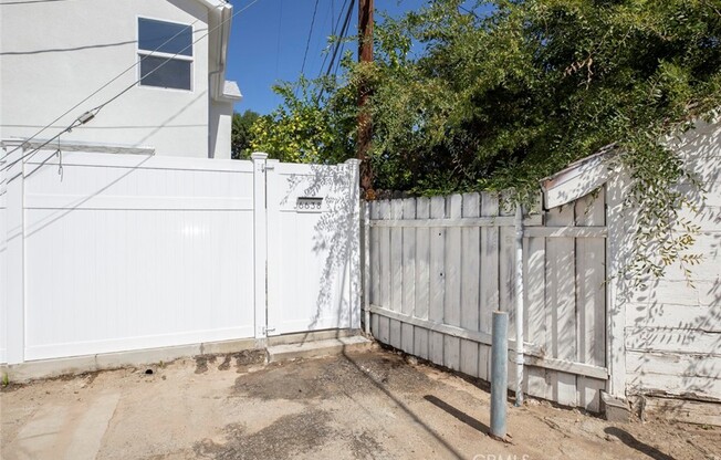 6638 LINDLEY AVE