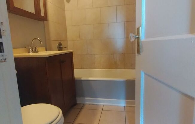 2 beds, 1 bath, $1,100, Unit 43