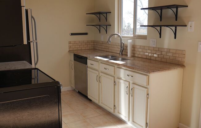 3 Bedroom 2.5 Bath Townhome with Great Mountain Views with AC