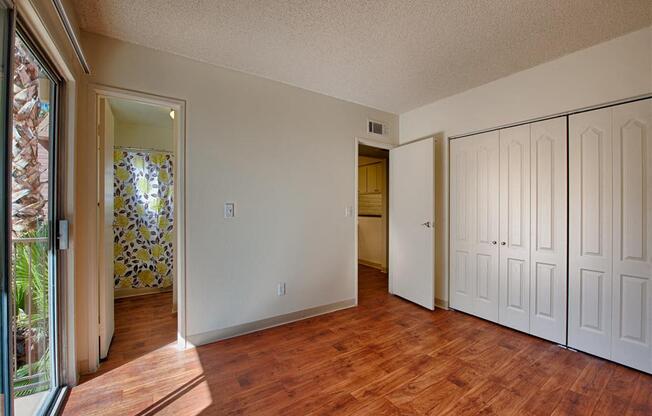 Hardwood Laminate Flooring at Fountain Plaza Apartments, AZ, 85712