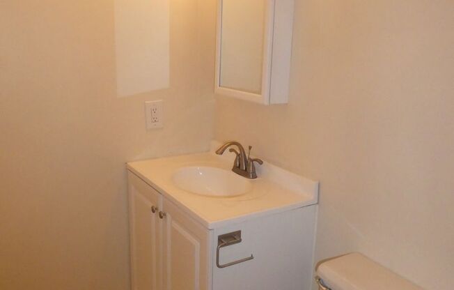 1 bed, 1 bath, $750, Unit Apt 7