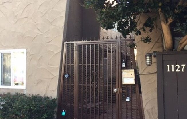 Pacific Beach -CONDO 2BR/1.5BA two story unit w/parking+coin laundry