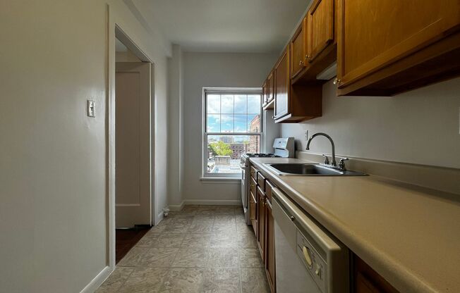 2 beds, 1 bath, 1,245 sqft, $1,950, Unit Old King Edward 68