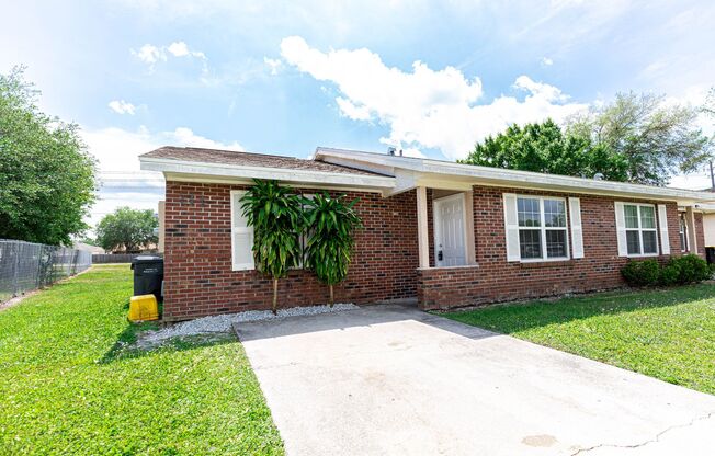 Two bedroom, one bathroom Duplex in Poinciana