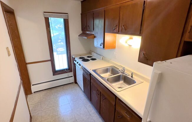 2 beds, 1 bath, $1,350, Unit 3