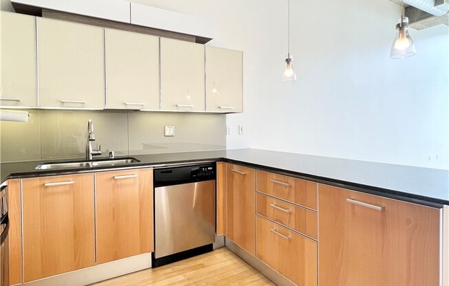 1 bed, 1 bath, 800 sqft, $2,700