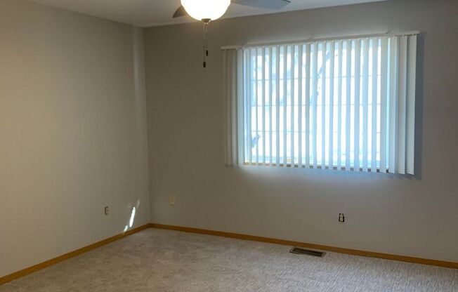 2 beds, 1 bath, $1,250, Unit 324 N Maple Ave