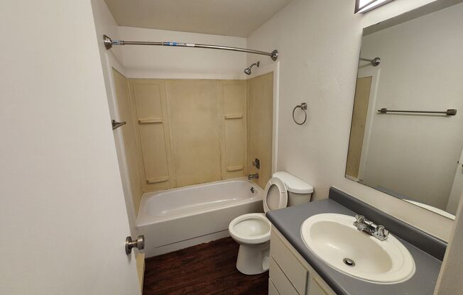 2 beds, 1 bath, 780 sqft, $1,100, Unit 42