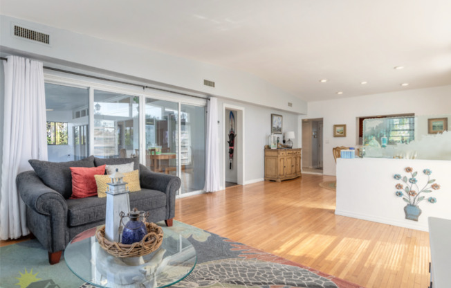 8 FOUNTAINEBLEAU CIR