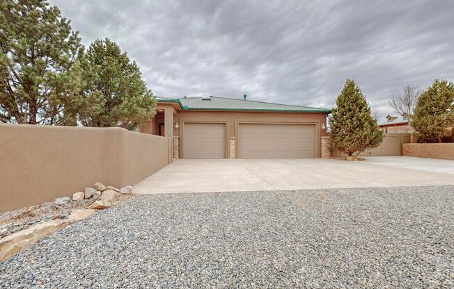 Stunning views, 4 bedroom 2 bathroom 3/CG in Rio Rancho