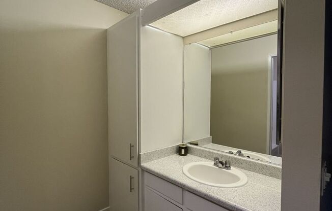 1 bed, 1 bath, 714 sqft, $1,695, Unit 056