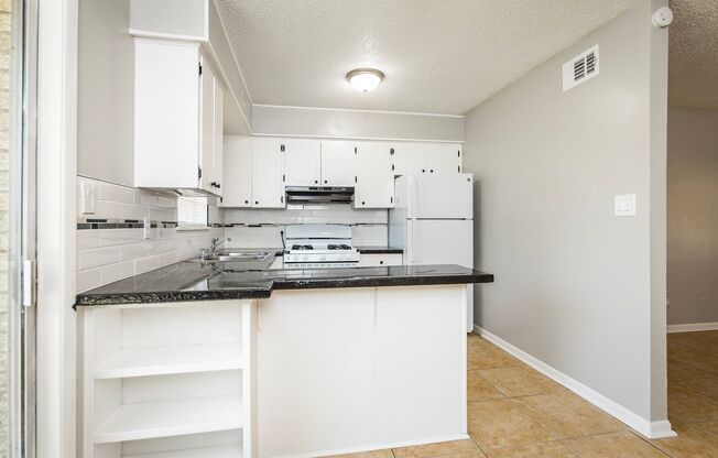 2 beds, 1 bath, $850, Unit 13