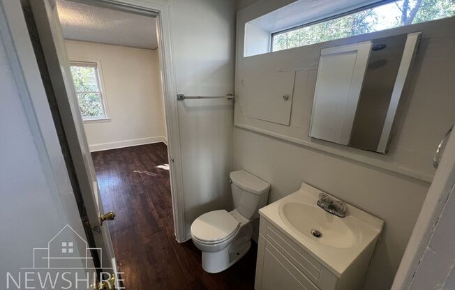 Charming 2 Bedroom Home Minutes from Downtown Greenville
